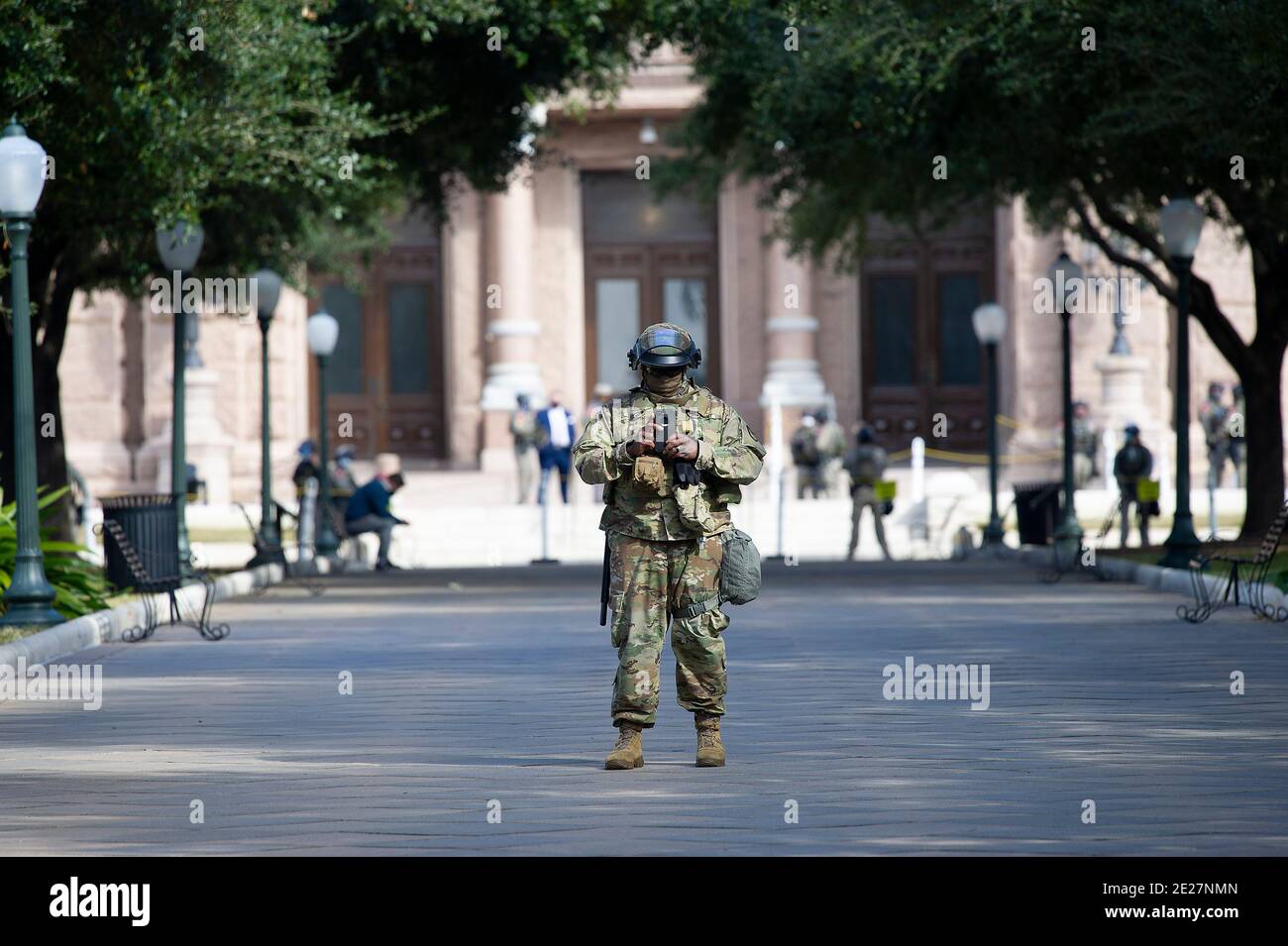 Austin, Texas, Stati Uniti. 12 gennaio 2021: La Guardia Nazionale del Texas è in allerta per i manifestanti al di fuori della capitale dello stato del Texas. Austin, Texas. Mario Cantu/CSM Credit: CAL Sport Media/Alamy Live News Foto Stock