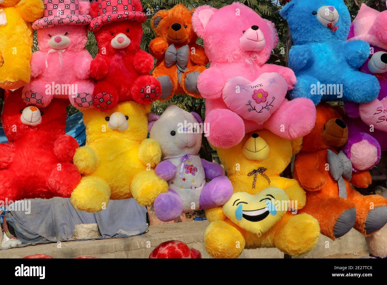 Dimensioni e colori diversi degli orsacchiotti in un negozio vendere Foto Stock