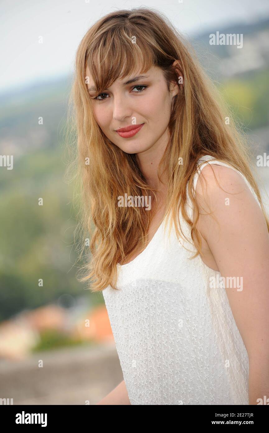 Louise Bourgoin si pone per una fotocellula ' un Heureux evenement' durante il 4 ° Festival Du film Francophone d'Angouleme a Angouleme, Francia il 25 agosto 2011 . Foto di Giancarlo Gorassini/ABACAPRESS.COM Foto Stock