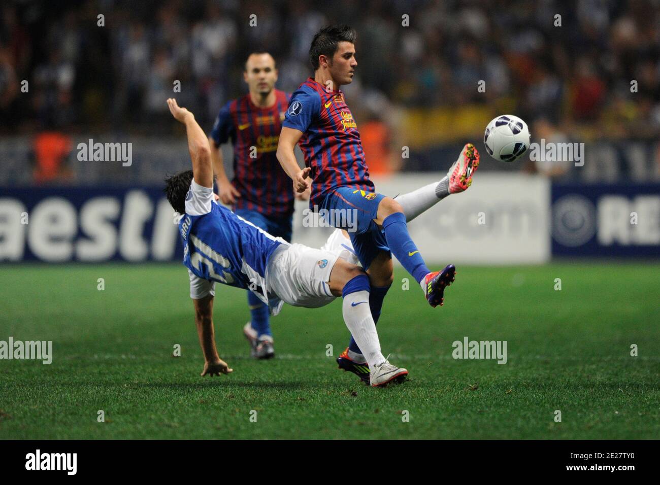 Cristian Sapunaru del FC Porto combatte per la palla con David Villa del FC  Barcellona durante la partita di calcio UEFA Supercup, FC Barcelona vs FC  Porto allo stadio Louis II di