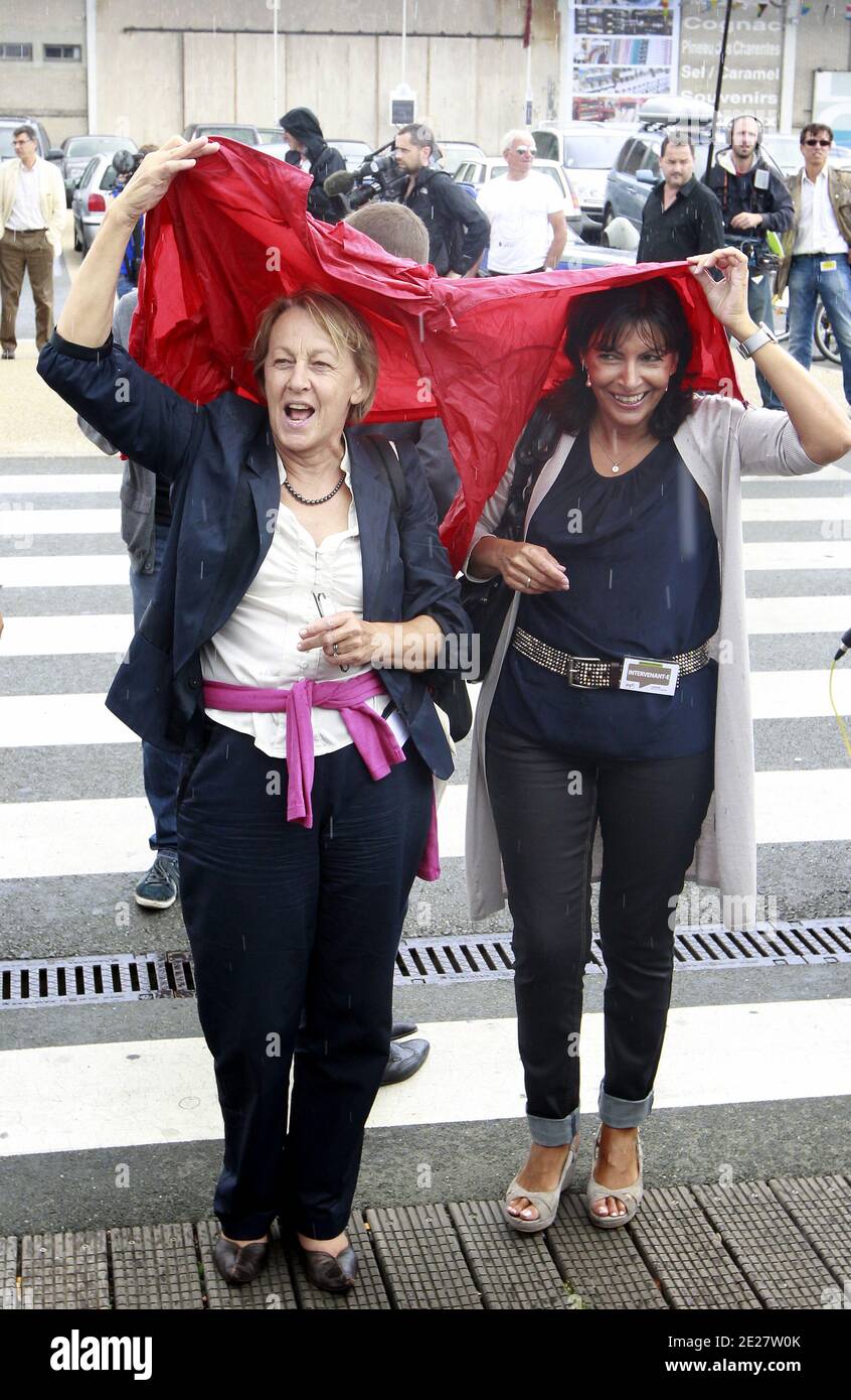 Marylise Lebranchu e Anne Hidalgo sono raffigurati durante il campo estivo annuale del Partito Socialista Francese (PS) a la Rochelle nella Francia sud-occidentale il 26 agosto 2011. Il campo estivo annuale del Partito Socialista Francese (PS) si svolgerà dal 26 al 28 agosto a la Rochelle. Foto di Patrick Bernard/ABACAPRESS.COM Foto Stock