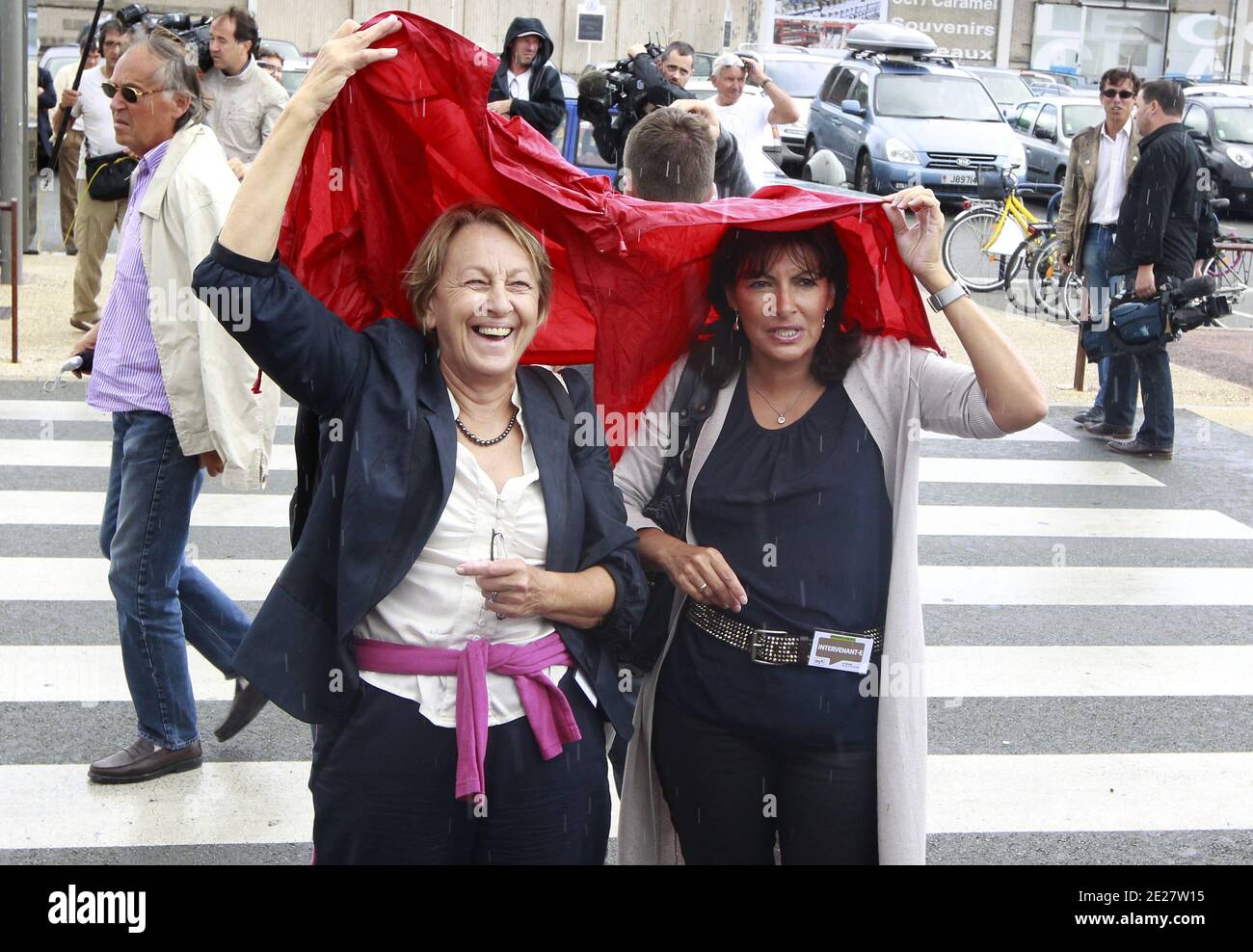 Marylise Lebranchu e Anne Hidalgo sono raffigurati durante il campo estivo annuale del Partito Socialista Francese (PS) a la Rochelle nella Francia sud-occidentale il 26 agosto 2011. Il campo estivo annuale del Partito Socialista Francese (PS) si svolgerà dal 26 al 28 agosto a la Rochelle. Foto di Patrick Bernard/ABACAPRESS.COM Foto Stock