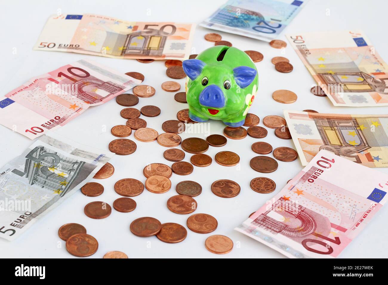 La piggy bank è un investimento sicuro con meno interessi sulla banca? Foto Stock