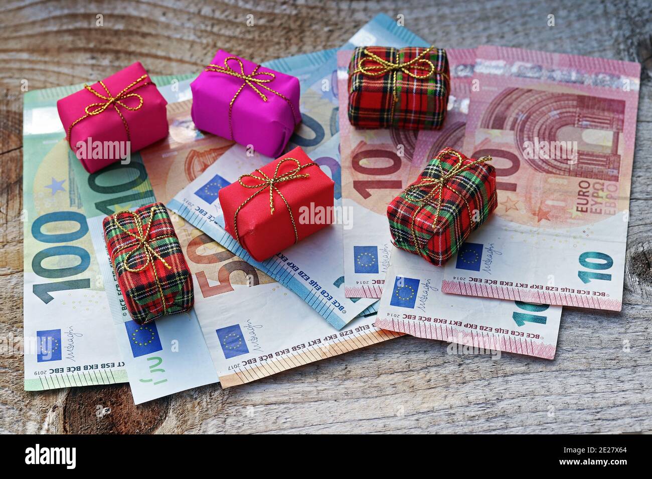 I regali di Natale costano i soldi molto. Quanto Euro viene speso per i regali di Natale? Foto Stock