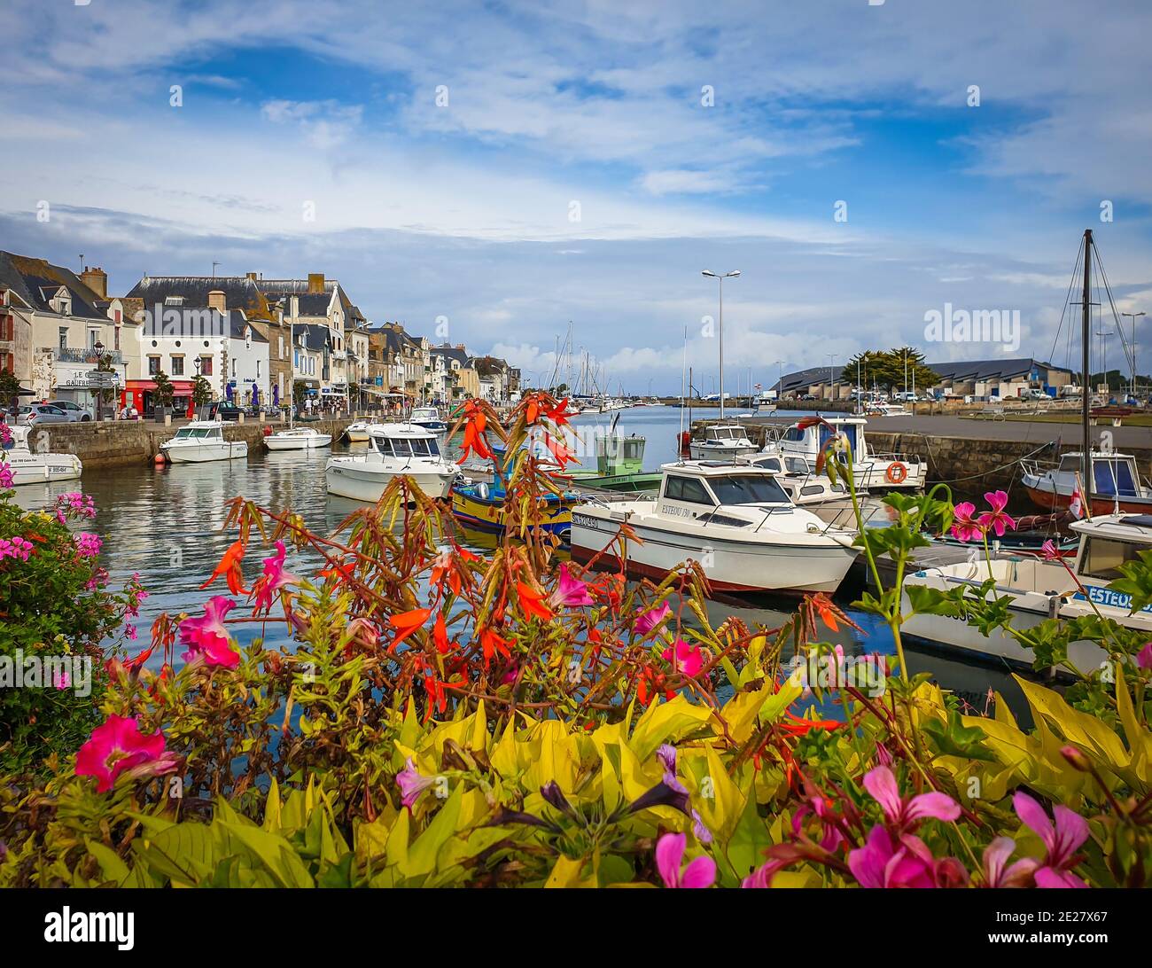 Le Croisic, Francia, settembre 2020, vista delle barche ormeggiate in un porto di Bretagna Foto Stock