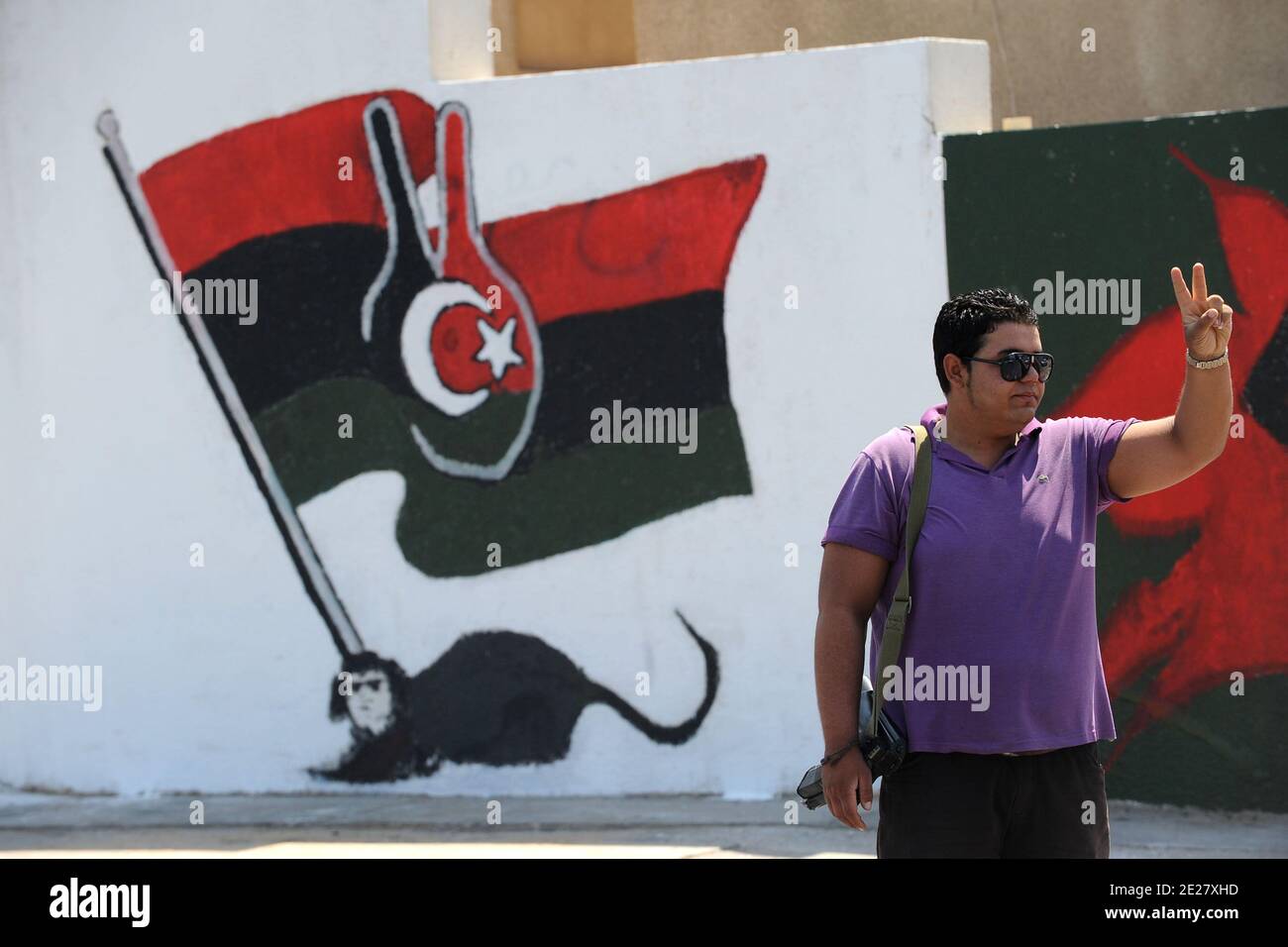 Il leader libico Gheddafi ha ritratto come un ratto (perché ha chiamato i ribelli 'ratti'), su un muro a Tripoli, Libia, come visto il 28 agosto 2011. Gheddafi sviluppò un importante culto della sua immagine, e i suoi ritratti erano ovunque nel paese. I ribelli libici ora gli offrono un nuovo volto e una seconda vita narcisista... Foto di Ammar Abd Rabbo/ABACAPRESS.COM Foto Stock