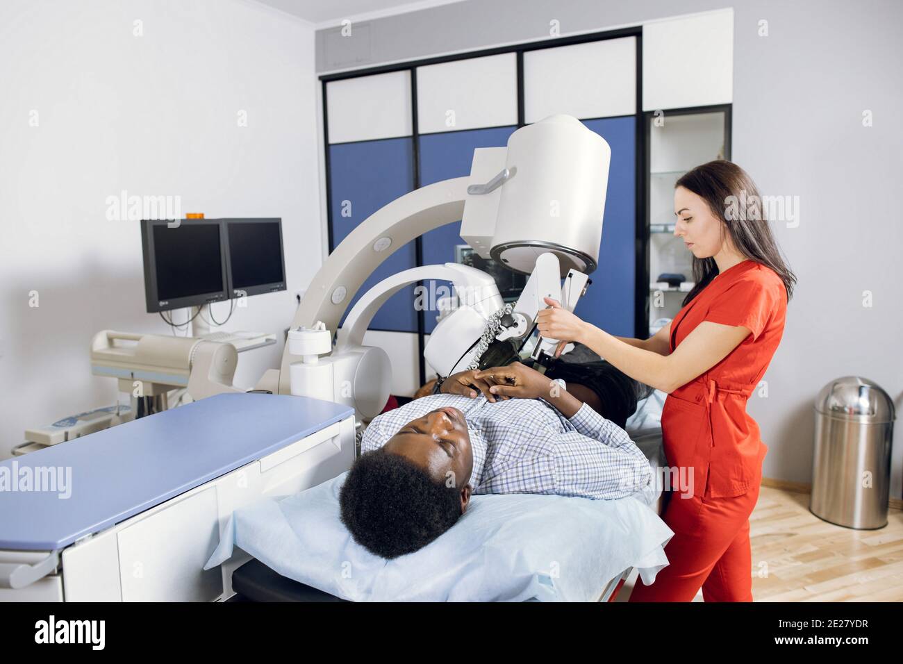 Trattamento di calcoli uretrali mediante litotrissia extracorporea non invasiva ad onde d'urto. Donna medico che fornisce i calcoli renali litotrissia per il suo maschio Foto Stock