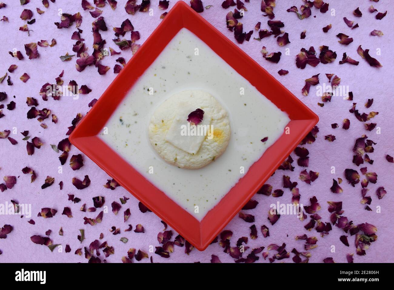Rasmalai un dessert indiano, dolce pakistano fatto di latte, tipo panner molto morbido e gustoso condito con zafferano, foglio di malai denso e rosa Foto Stock