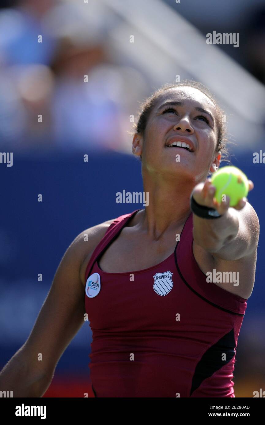 Heather Watson della Gran Bretagna in azione contro Maria Sharapova della Russia durante il giorno 1 al US Open, a Flushing Meadows, a New York City, NY, USA., lunedì 29 agosto 2011. Foto di Mehdi Taamallah/ABACAPRESS.COM Foto Stock