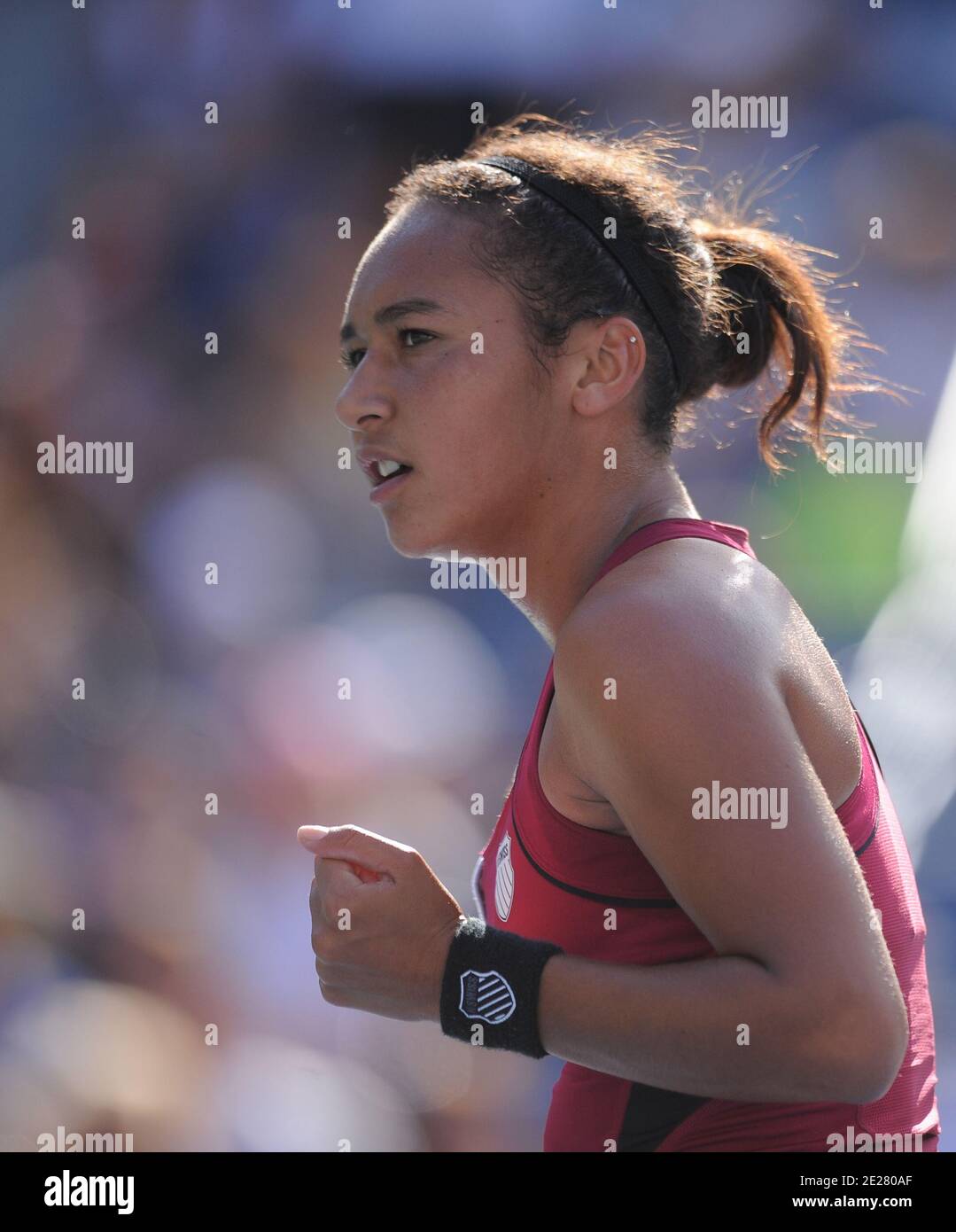 Heather Watson della Gran Bretagna in azione contro Maria Sharapova della Russia durante il giorno 1 al US Open, a Flushing Meadows, a New York City, NY, USA., lunedì 29 agosto 2011. Foto di Mehdi Taamallah/ABACAPRESS.COM Foto Stock