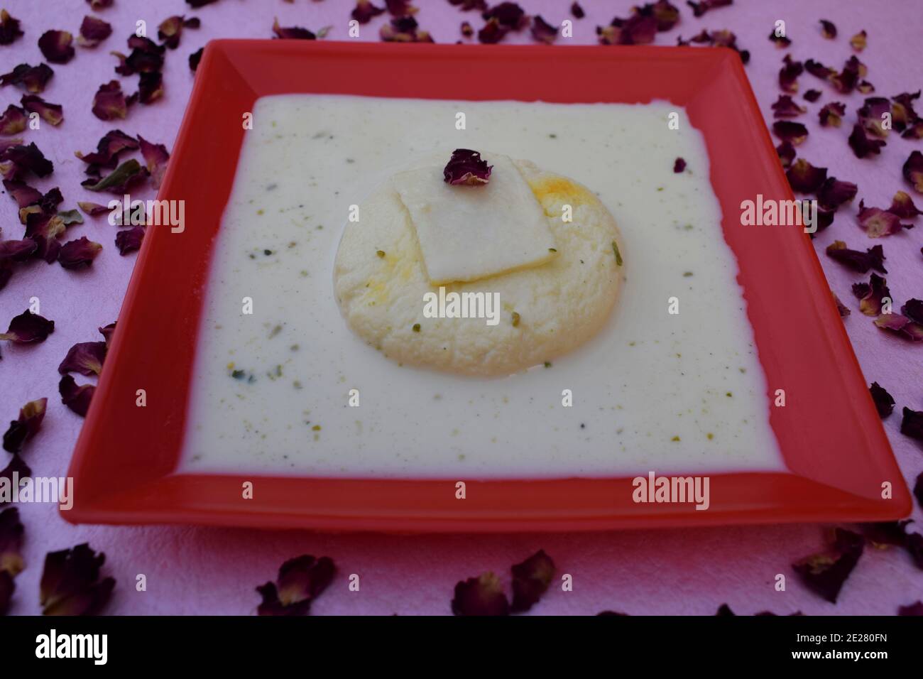 Rasmalai un dessert indiano, dolce pakistano fatto di latte, tipo panner molto morbido e gustoso condito con zafferano, foglio di malai denso e rosa Foto Stock