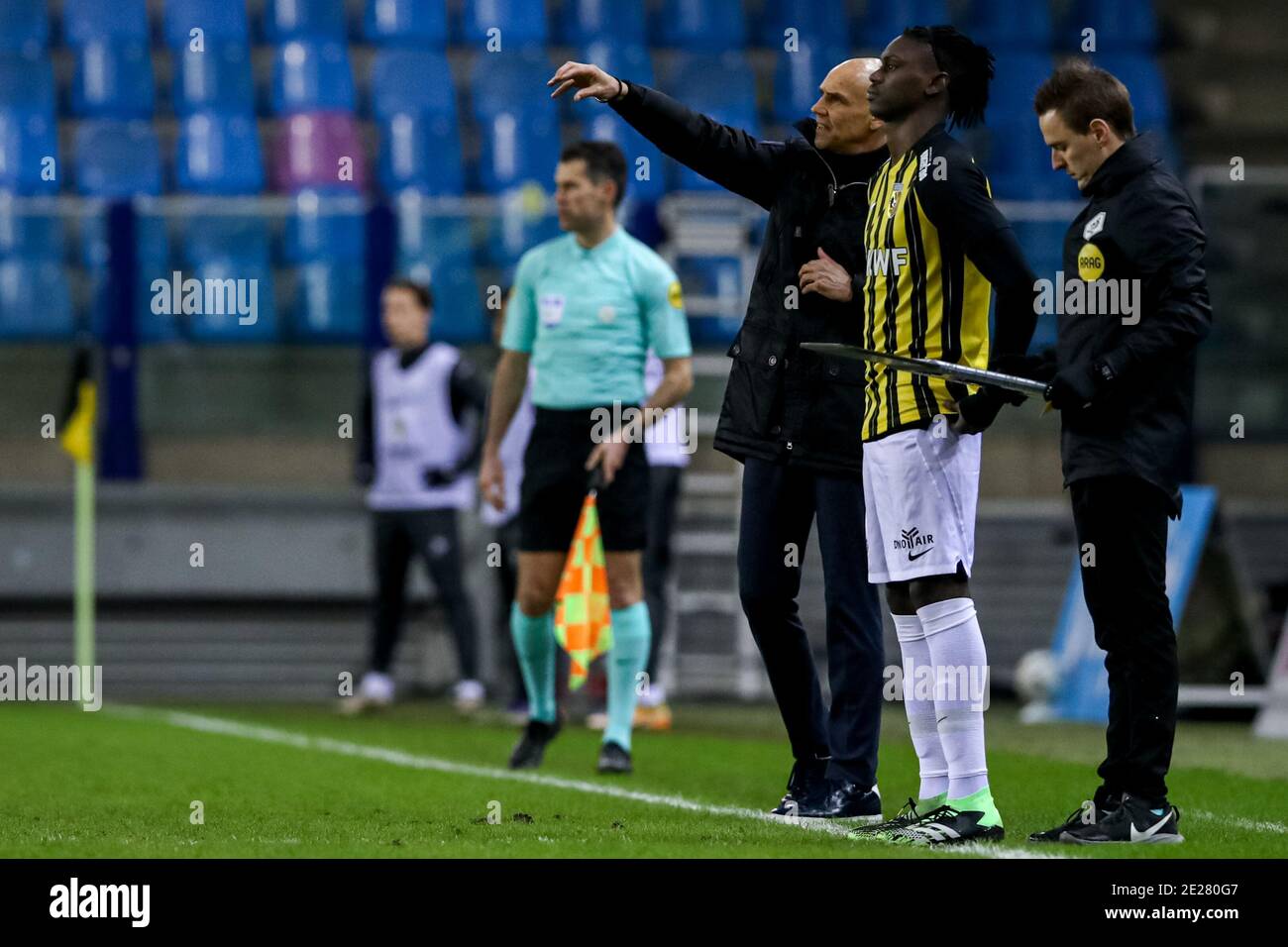 ARNHEM, PAESI BASSI - GENNAIO 12: (L-R): Capo Coach Thomas Letsch di  Vitesse, Idrissa Toure di Vitesse, 4° Laurens Gerrets ufficiale durante  l'olandese Foto stock - Alamy