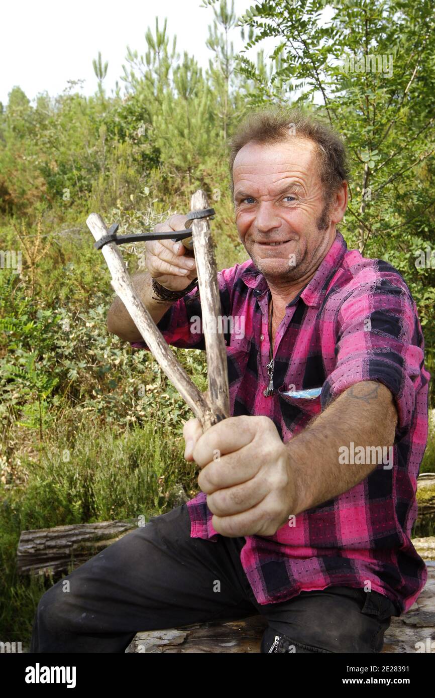 Martin Lartigue, 59 ans, devenu celebre a 9 ans dans le role de Petit Gibus dans le film 'la guerre des Boutons' d'Yves Robert, pose dans son atelier d'artiste à sore dans la foret Landaise le 1 settembre 2011. Martin est le fils de Dany Lartigue , peintre à Saint Tropez et le petit fils de Jacques Henri Lartigue le celebre photographhe. Il exposition à Paris au Chateau de Maintenon du 17 septembre au 16 octobre apres avoir suivi la sortie des 2 nouveaux films reprenant sa version de la Guerre des Boutons. Son travail abortide de la sculture et la peinture depuis de nombreuses annees. Du Foto Stock