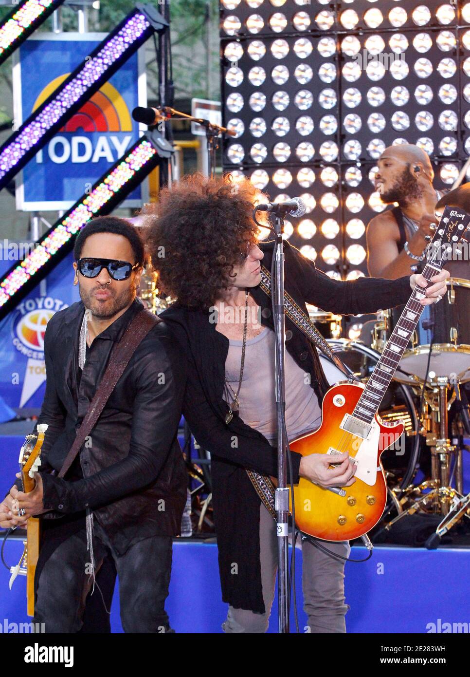 Craig Ross e Lenny Kravitz si esibiscono il 02 settembre 2011 nella serie di concerti Today Show della NBC al Rockefeller Center di New York City, NY, USA. Foto di Donna Ward/ABACAPRESS.COM Foto Stock