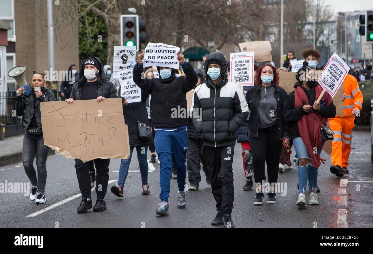 Justice4Mohamud marciano sulla stazione di polizia della baia di Cardiff, martedì 12 gennaio 2021 Foto Stock