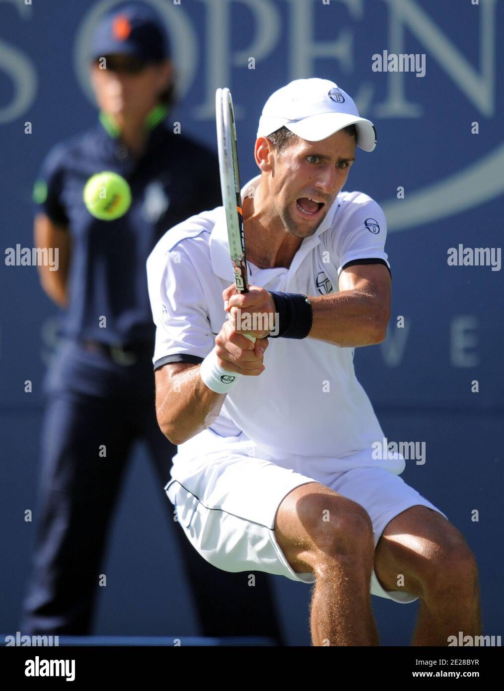 Il Novak Djokovic della Serbia sconfigge il suo connazionale Janko Tipsarevic durante il Day Eleven del 2011 US Open match all'USTA Billie Jean King National Tennis Center, Flushing Meadows a New York City, NY, USA l'8 settembre 2011. Foto di Mehdi Taamallah/ABACAPRESS.COM Foto Stock