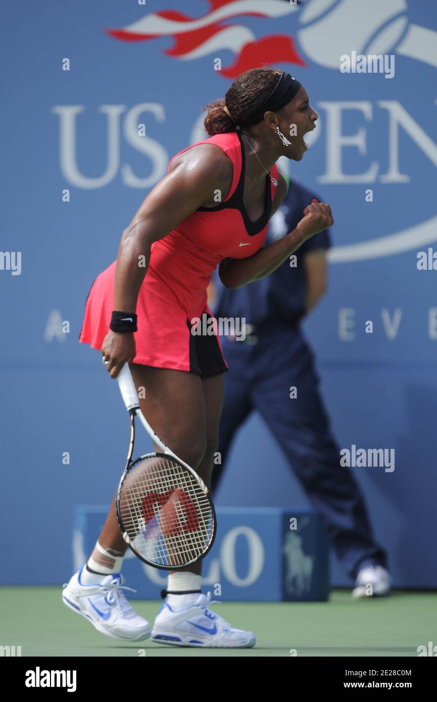 La Serena Williams degli Stati Uniti sconfigge l'Anastasia Pavlyuchenkova della Russia durante il Day Eleven della partita US Open del 2011 presso l'USTA Billie Jean King National Tennis Center, Flushing Meadows a New York City, NY, USA, l'8 settembre 2011. Foto di Mehdi Taamallah/ABACAPRESS.COM Foto Stock