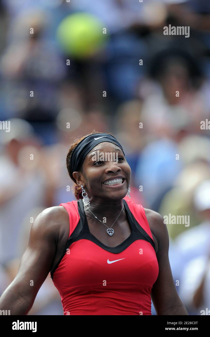 La Serena Williams degli Stati Uniti sconfigge l'Anastasia Pavlyuchenkova della Russia durante il Day Eleven della partita US Open del 2011 presso l'USTA Billie Jean King National Tennis Center, Flushing Meadows a New York City, NY, USA, l'8 settembre 2011. Foto di Mehdi Taamallah/ABACAPRESS.COM Foto Stock