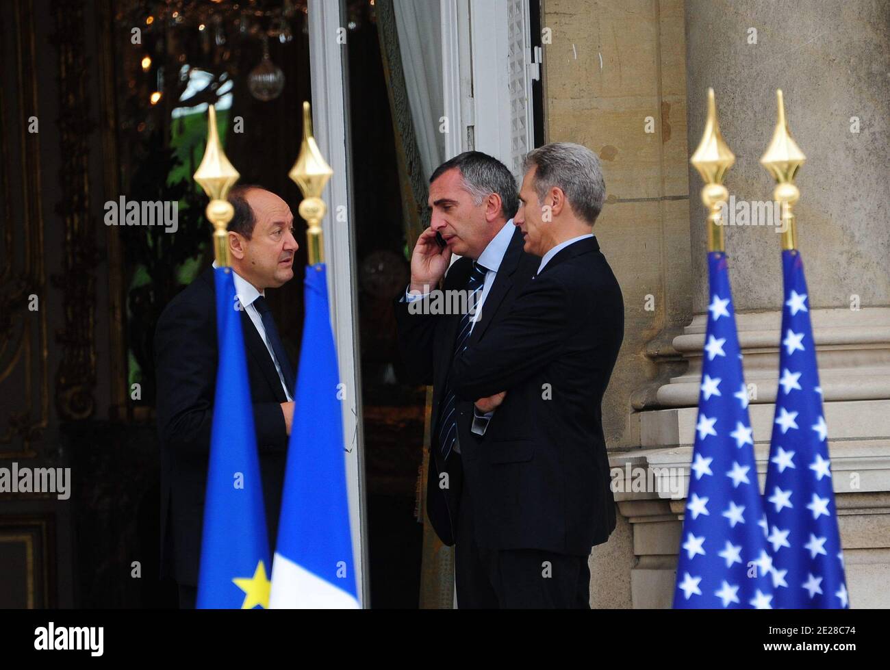 Bernard Squarcini e Michel Besnard sono stati raffigurati durante la celebrazione del 10° anniversario del 11 settembre presso l'Ambasciata degli Stati Uniti a Parigi, in Francia, il 9 settembre 2011. Foto di Mousse/ABACAPRESS.COM Foto Stock