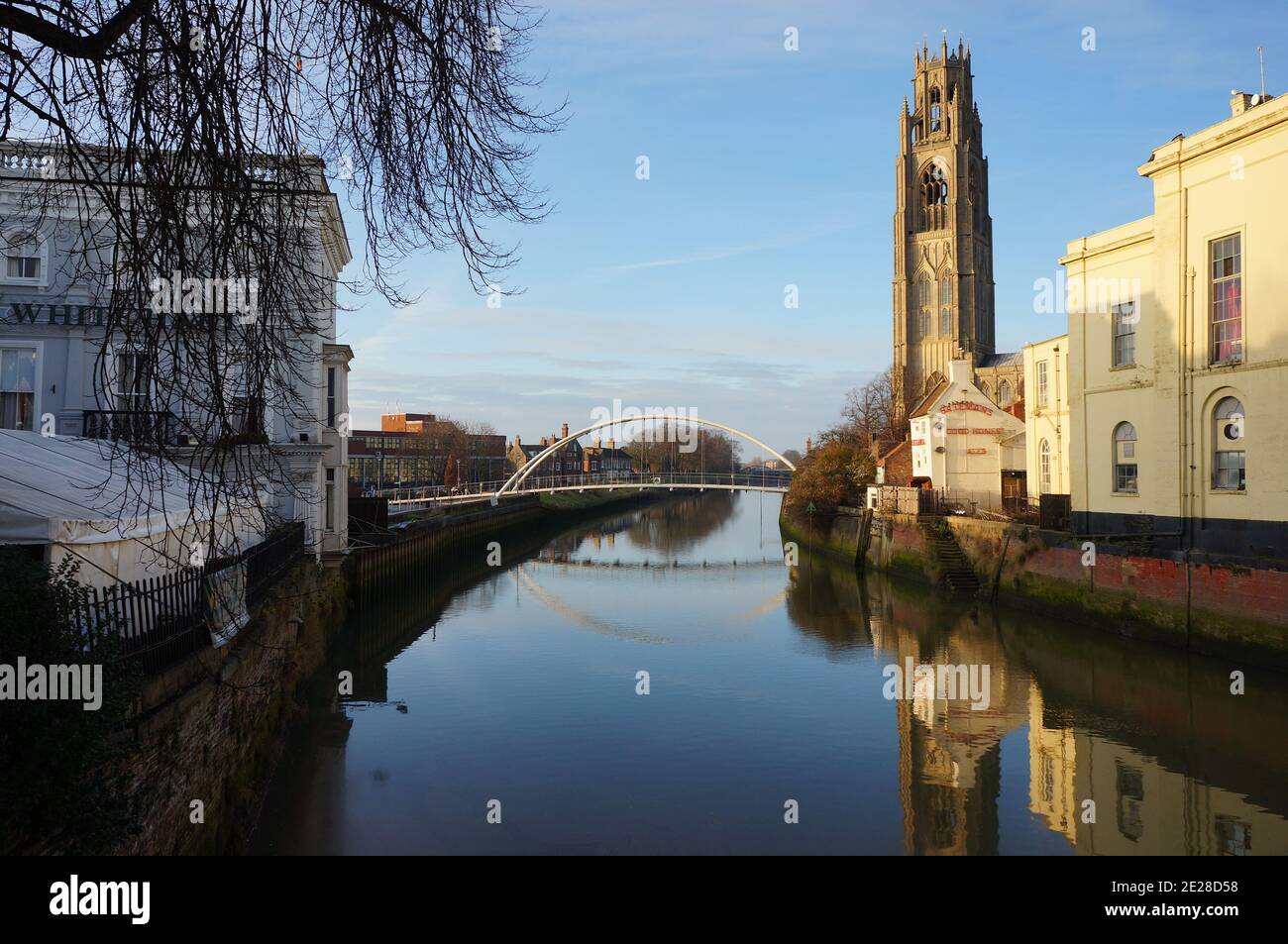 La torre campanaria (chiesa di San Botolfo, e le vecchie sale di riunione con riflessioni sul fiume Haven in una giornata di sole inverno Foto Stock