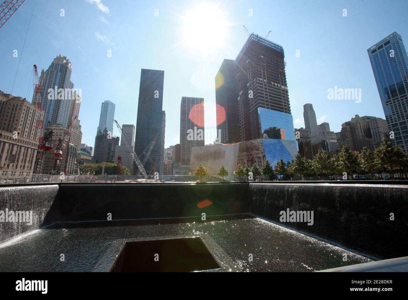 Due giorni prima del 10° anniversario degli attacchi del 9/11, la sicurezza era pesante di fronte alla Freedom Tower presso il sito del World Trade Center a New York, NY, USA il 09 settembre 2011. Foto di ABACAPRESS.COM Foto Stock