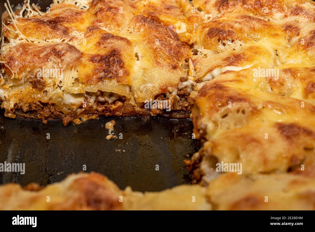 Messa a fuoco morbida. Primo piano di lasagne cotte affettate a porzioni. Strati di lasagna. Cibo sfondo. Foto Stock