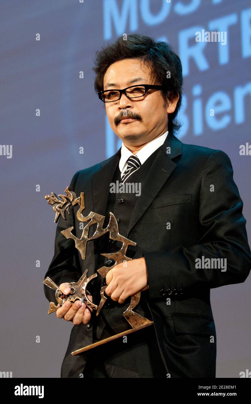 Il direttore Sion sono di 'Himizu' accetta il Premio Marcello Mastroianni come miglior attore o attrice giovane per conto di Shota Sometani e fumi Nikaido del membro della giuria Todd Haynes durante la cerimonia di chiusura all'interno del Settimo Festival Internazionale del Cinema di Venezia a Palazzo del Casino il 10 settembre, 2011 a Venezia, Italia. Foto di Nicolas Genin/ABACAPRESS.COM Foto Stock