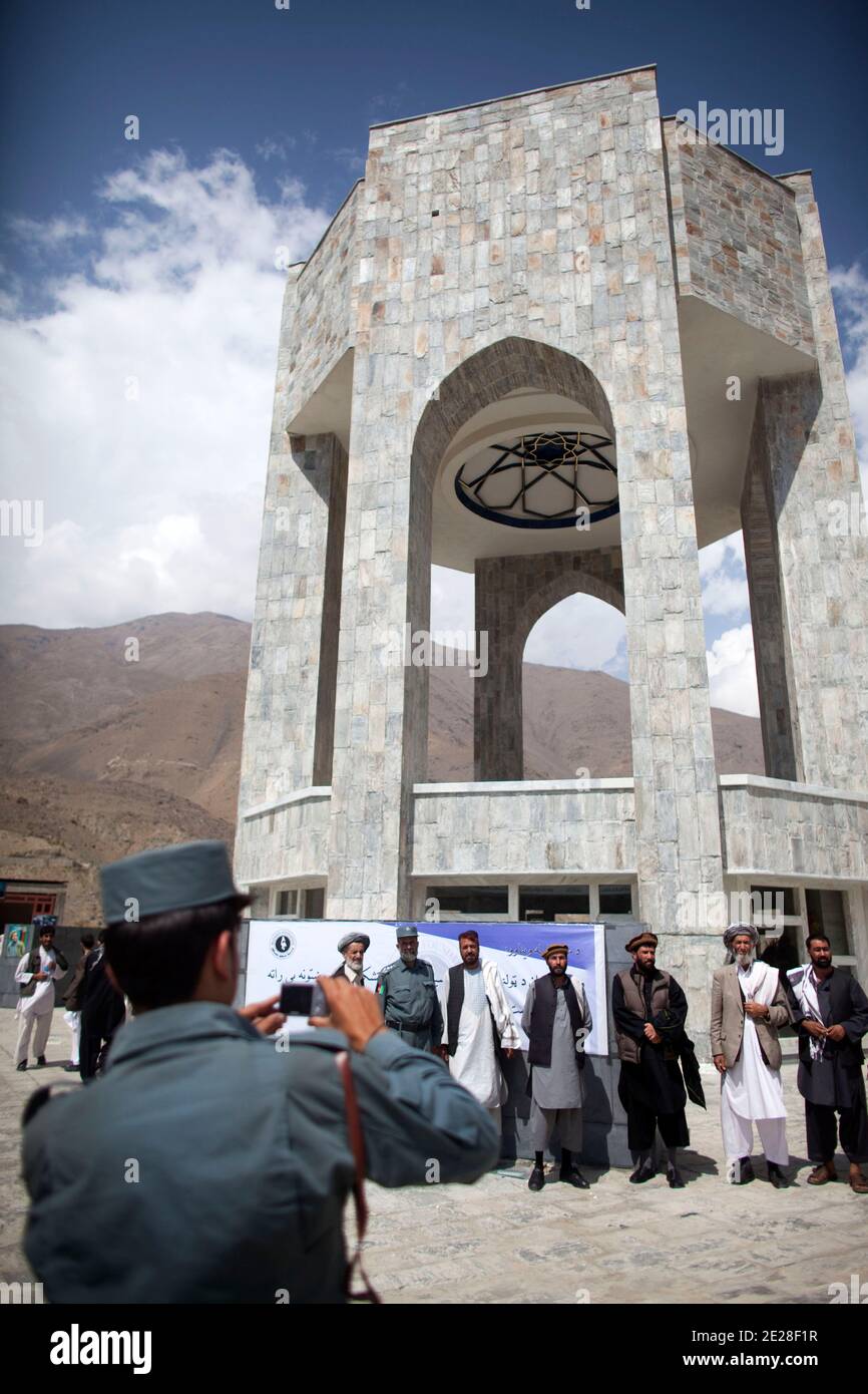 Il popolo afghano paga il suo rispetto alla tomba di Ahmad Shah Massoud durante il decimo anniversario dell'assassinio di Massoud, nella collina di Saricha, nella provincia di Panjshir, in Afghanistan, il 10 settembre 2011. In un contesto di maggiore sicurezza, l'Afghanistan ha segnato un decennio dalla morte di un iconico comandante anti-talebano due giorni prima del 9/11. Foto di Julien FOUCHET/ABACAPRESS.COM Foto Stock