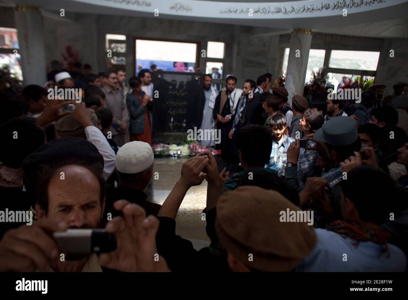 Il popolo afghano paga il suo rispetto alla tomba di Ahmad Shah Massoud durante il decimo anniversario dell'assassinio di Massoud, nella collina di Saricha, nella provincia di Panjshir, in Afghanistan, il 10 settembre 2011. In un contesto di maggiore sicurezza, l'Afghanistan ha segnato un decennio dalla morte di un iconico comandante anti-talebano due giorni prima del 9/11. Foto di Julien FOUCHET/ABACAPRESS.COM Foto Stock