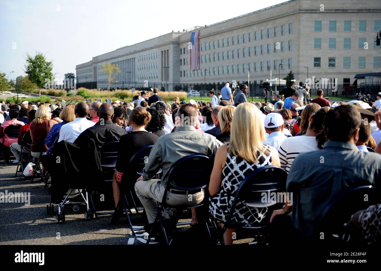 Un'enorme bandiera americana è appesa al punto di impatto al Pentagono, nel centocinquantesimo anniversario di 9/11 2001 attentati terroristici del 11 settembre 2011 ad Arlington, VA, USA. Foto di Olivier Douliery/ABACAPRESS.COM Foto Stock