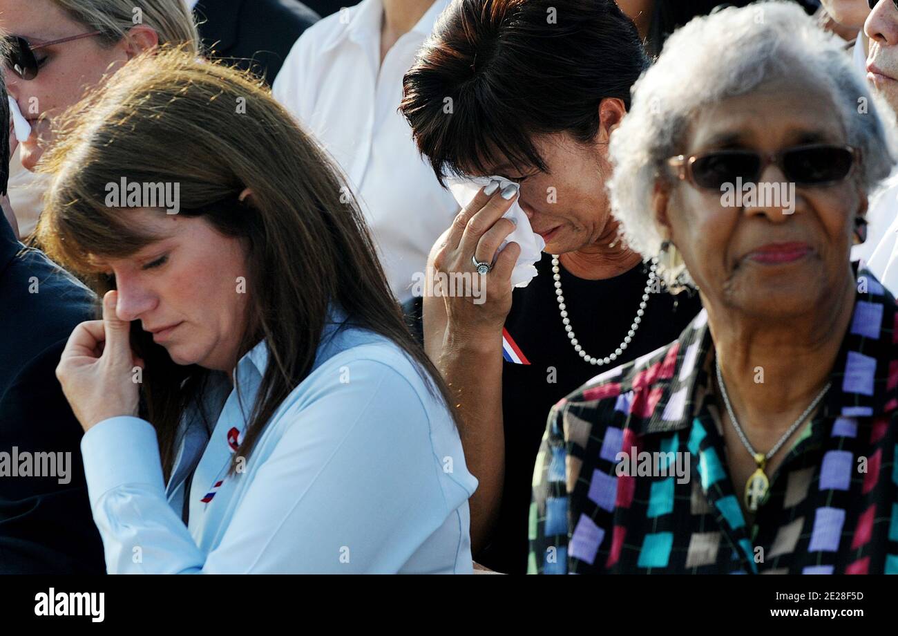 Gli ospiti reagiscono durante la commemorazione del decimo anniversario di 9/11 2001 attentati terroristici del 11 settembre 2011 ad Arlington, VA, USA. Foto di Olivier Douliery/ABACAPRESS.COM Foto Stock