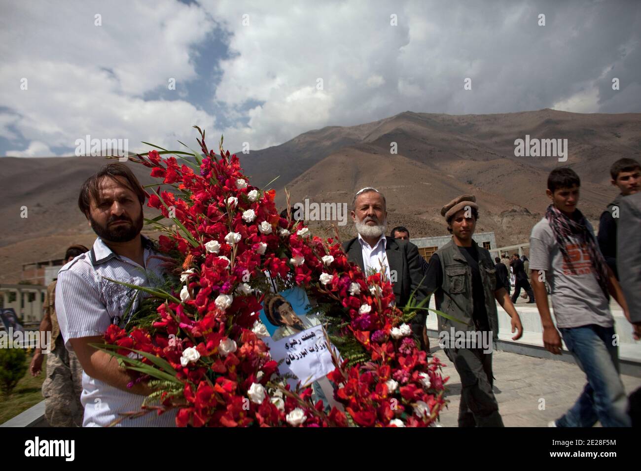 Il popolo afghano paga il suo rispetto alla tomba di Ahmad Shah Massoud durante il decimo anniversario dell'assassinio di Massoud, nella collina di Saricha, nella provincia di Panjshir, in Afghanistan, il 10 settembre 2011. In un contesto di maggiore sicurezza, l'Afghanistan ha segnato un decennio dalla morte di un iconico comandante anti-talebano due giorni prima del 9/11. Foto di Julien FOUCHET/ABACAPRESS.COM Foto Stock
