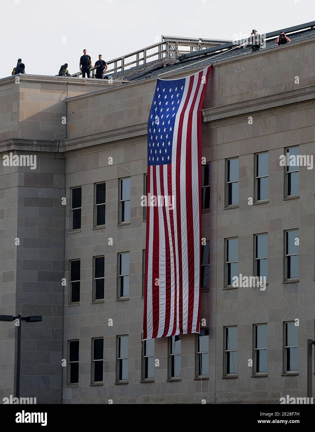 Un'enorme bandiera americana è appesa al punto di impatto al Pentagono, nel decimo anniversario di 9/11 2001 attentati terroristici del 11 settembre 2011 ad Arlington, VA, USA. Foto di Olivier Douliery/ABACAPRESS.COM Foto Stock