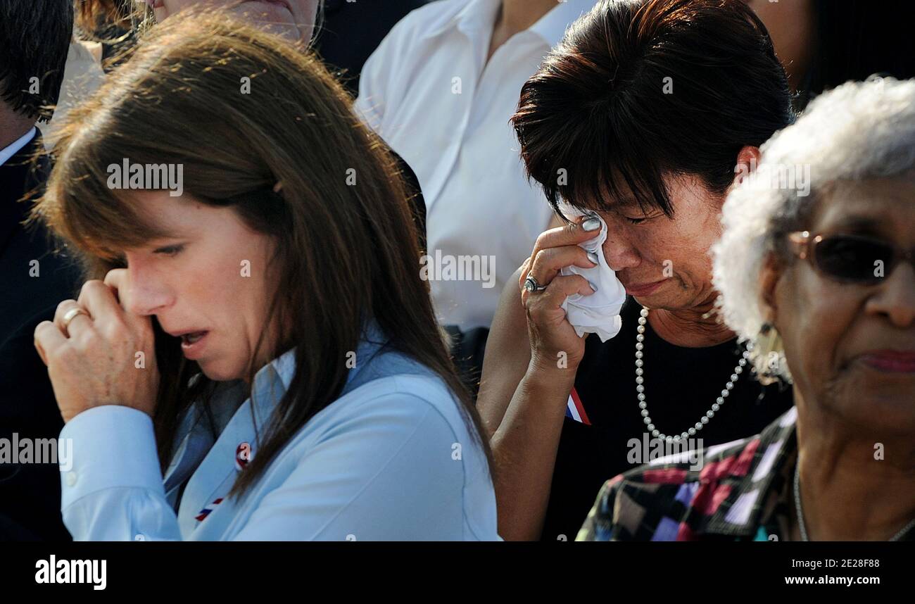 La gente reagisce durante la commemorazione del decimo anniversario di 9/11 2001 attentati terroristici del Pentagono del 11 settembre 2011 ad Arlington, VA, USA. Foto di Olivier Douliery/ABACAPRESS.COM Foto Stock