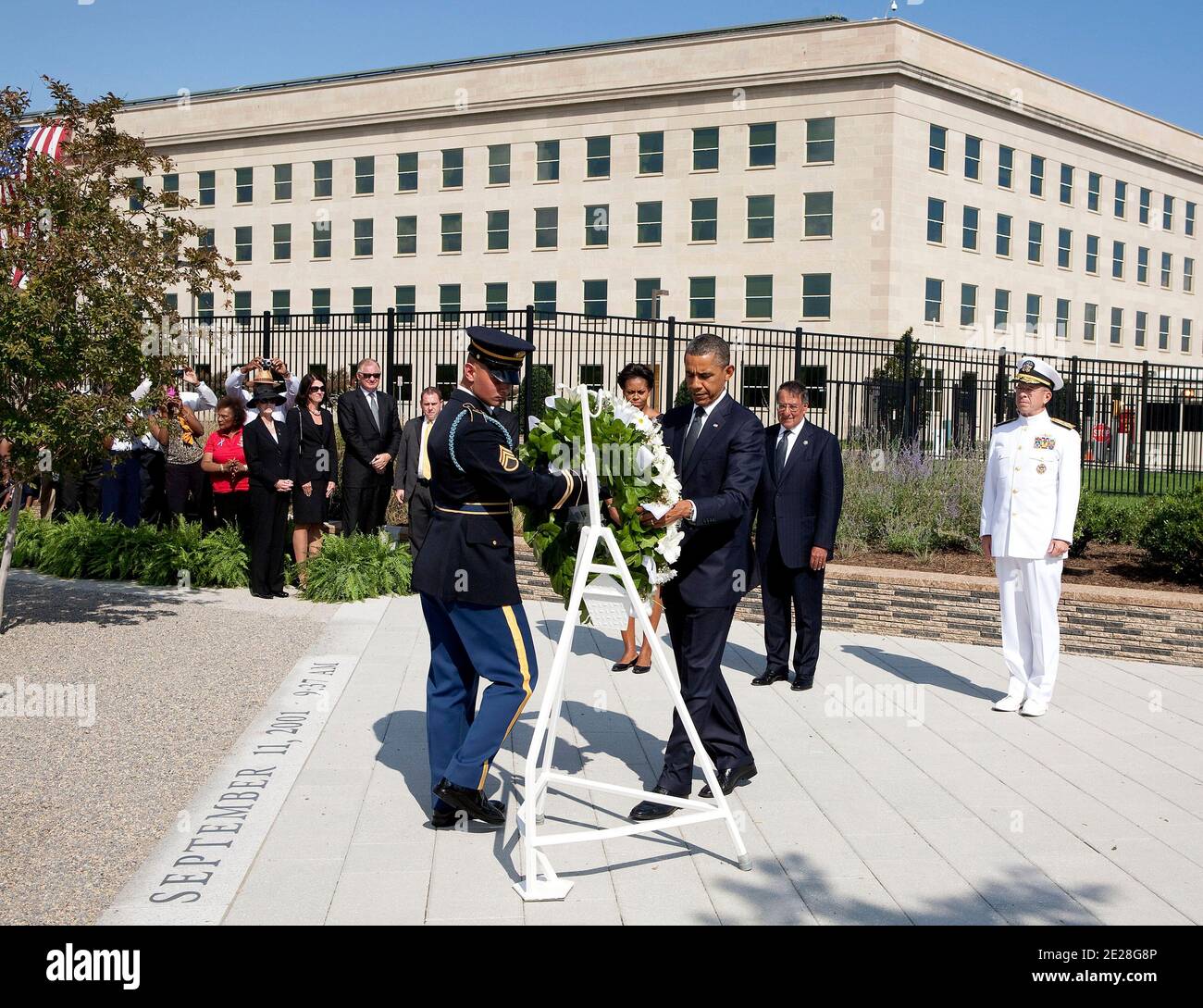 Il presidente degli Stati Uniti Barack Obama depone una corona durante una cerimonia di memoria al Pentagono ad Arlington, VA, USA il 11 settembre 2011. Foto di Joshua Roberts/ABACAPRESS.COM Foto Stock