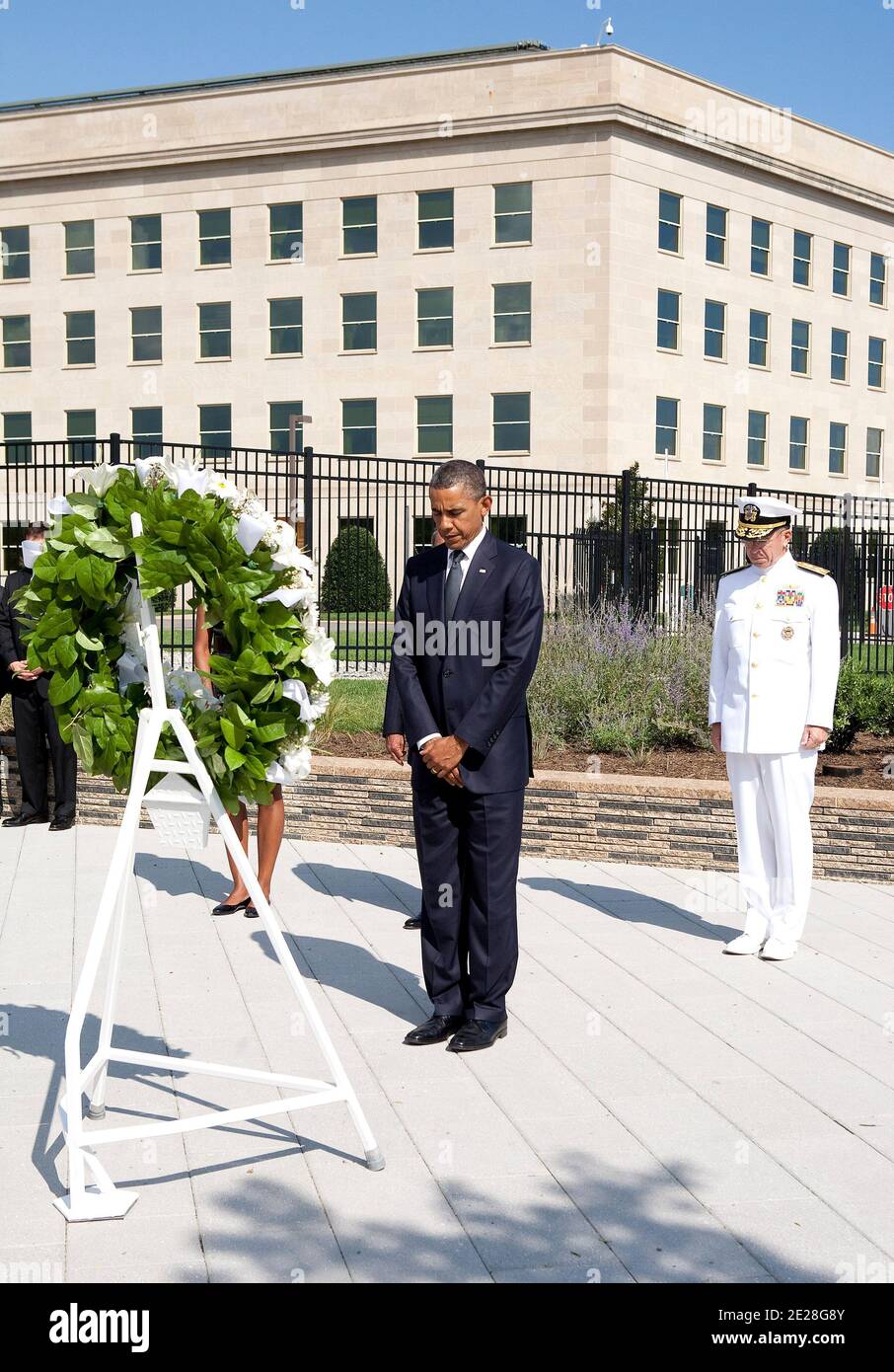 Il presidente degli Stati Uniti Barack Obama depone una corona durante una cerimonia di memoria al Pentagono ad Arlington, VA, USA il 11 settembre 2011. Foto di Joshua Roberts/ABACAPRESS.COM Foto Stock
