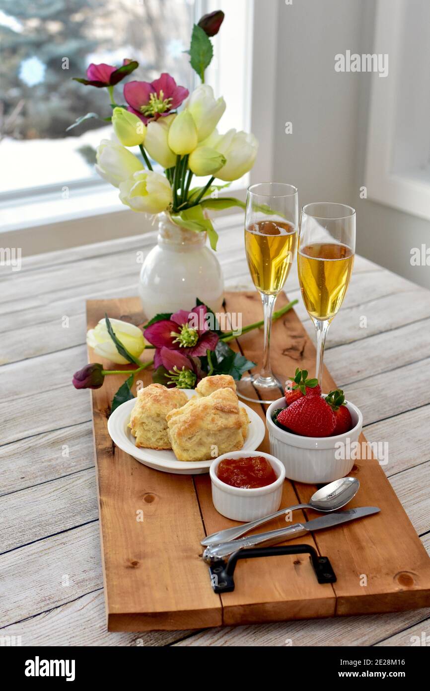 Brunch per la festa della mamma per la colazione celebrativa in camera, servizio in camera. Concetto di foto, sfondo del cibo, primo piano, brunch del fine settimana delle vacanze Foto Stock