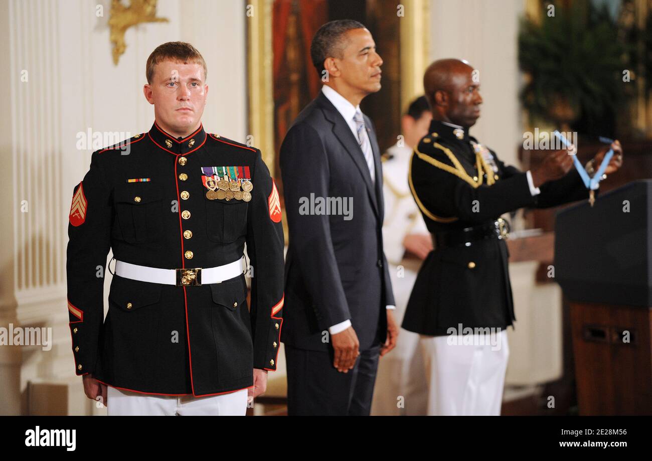 Il presidente degli Stati Uniti Barack Obama premia Dakota Meyer, un ex corpo dei Marine di servizio attivo, la Medaglia d'onore 'per la cospicua gallantry e l'intrepidità al rischio della sua vita aboe e oltre la chiamata di dovere.' nella stanza orientale della Casa Bianca a Washington, DC, USA, 15 settembre 2011. Foto di Olivier Douliery/ABACAPRESS.COM Foto Stock