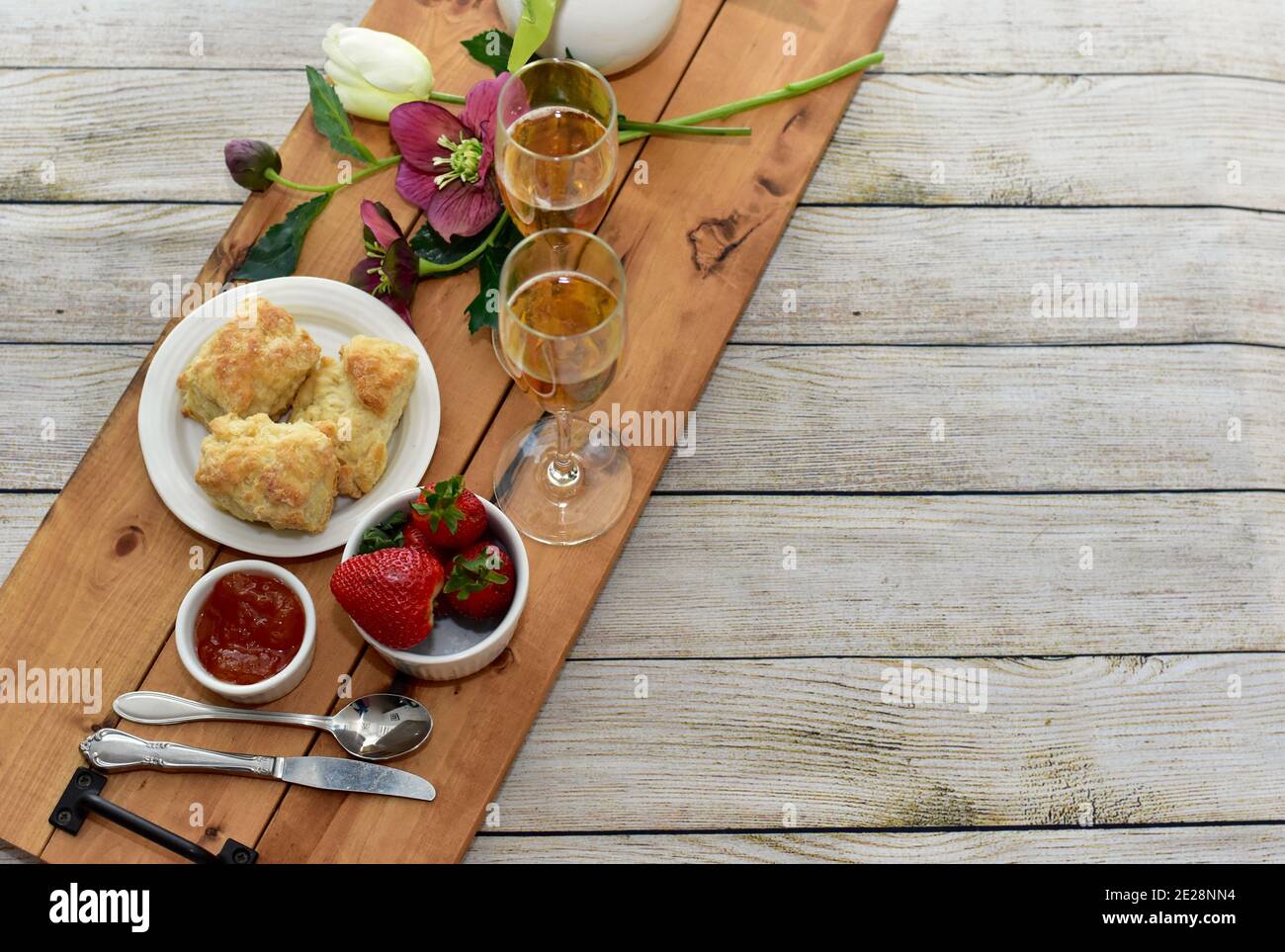 Brunch per la festa della mamma per la colazione celebrativa in camera, servizio in camera. Concetto di foto, sfondo del cibo, primo piano, brunch del fine settimana delle vacanze Foto Stock