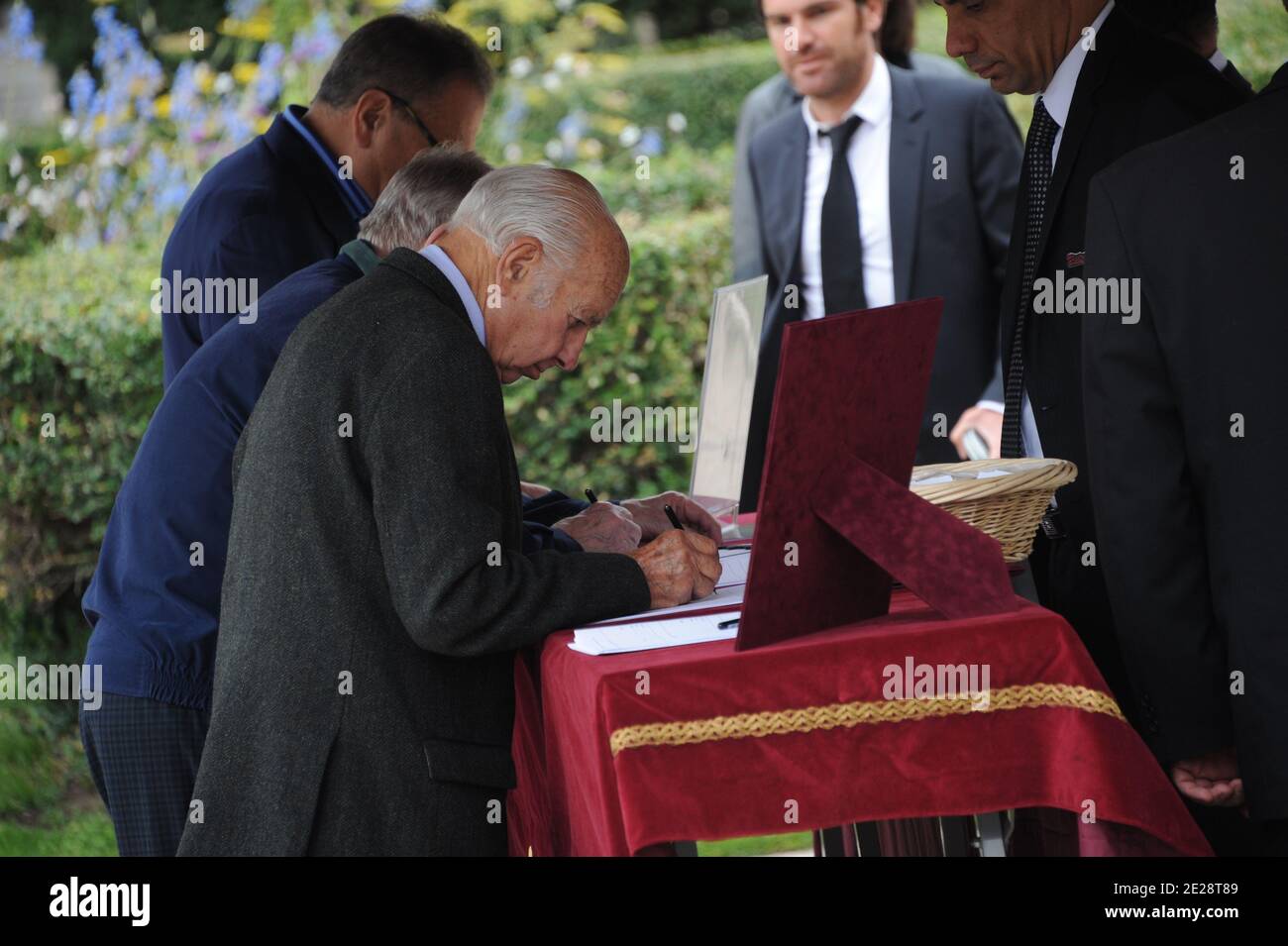 Claude Estier al funerale di Georges Fillioud al cimitero di Pere Lachaise a Parigi, Francia, il 21 settembre 2011. Foto di Mousse/ABACAPRESS.COM Foto Stock