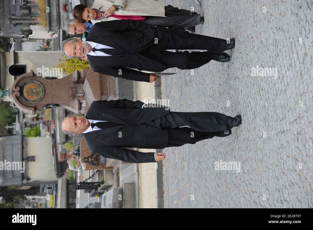 Laurent Fabius e Jerome Clement frequentano i funerali di Georges Fillioud al cimitero di Pere Lachaise a Parigi, in Francia, il 21 settembre 2011. Foto di Mousse/ABACAPRESS.COM Foto Stock