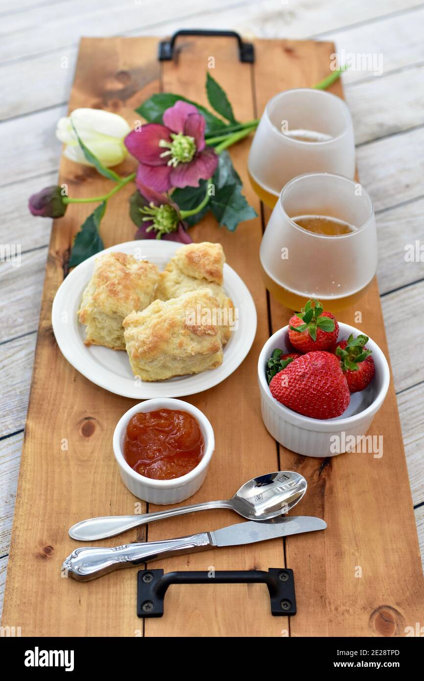 Brunch per la festa della mamma per la colazione celebrativa in camera, servizio in camera. Concetto di foto, sfondo del cibo, primo piano, brunch del fine settimana delle vacanze Foto Stock