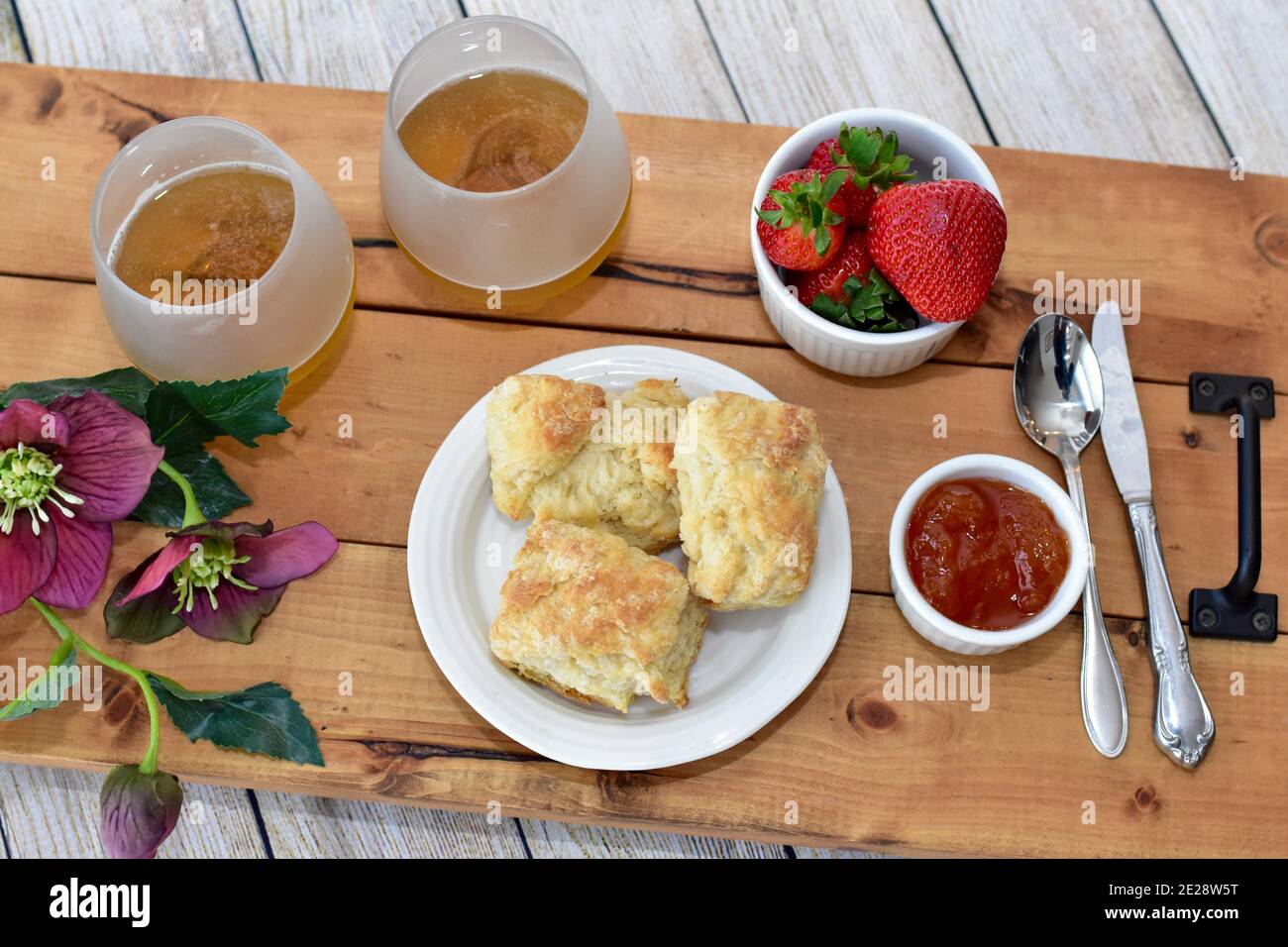 Brunch per la festa della mamma per la colazione celebrativa in camera, servizio in camera. Concetto di foto, sfondo del cibo, primo piano, brunch del fine settimana delle vacanze Foto Stock