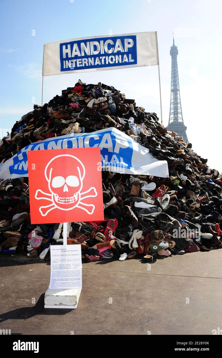 17° 'Shoe Pyramid' organizzato dall'associazione 'handicap International' per protestare contro le mine terrestri antiuomo al Trocadero di Parigi, Francia, il 24 settembre 2011. Foto di Giancarlo Gorassini/ABACAPRESS.COM Foto Stock