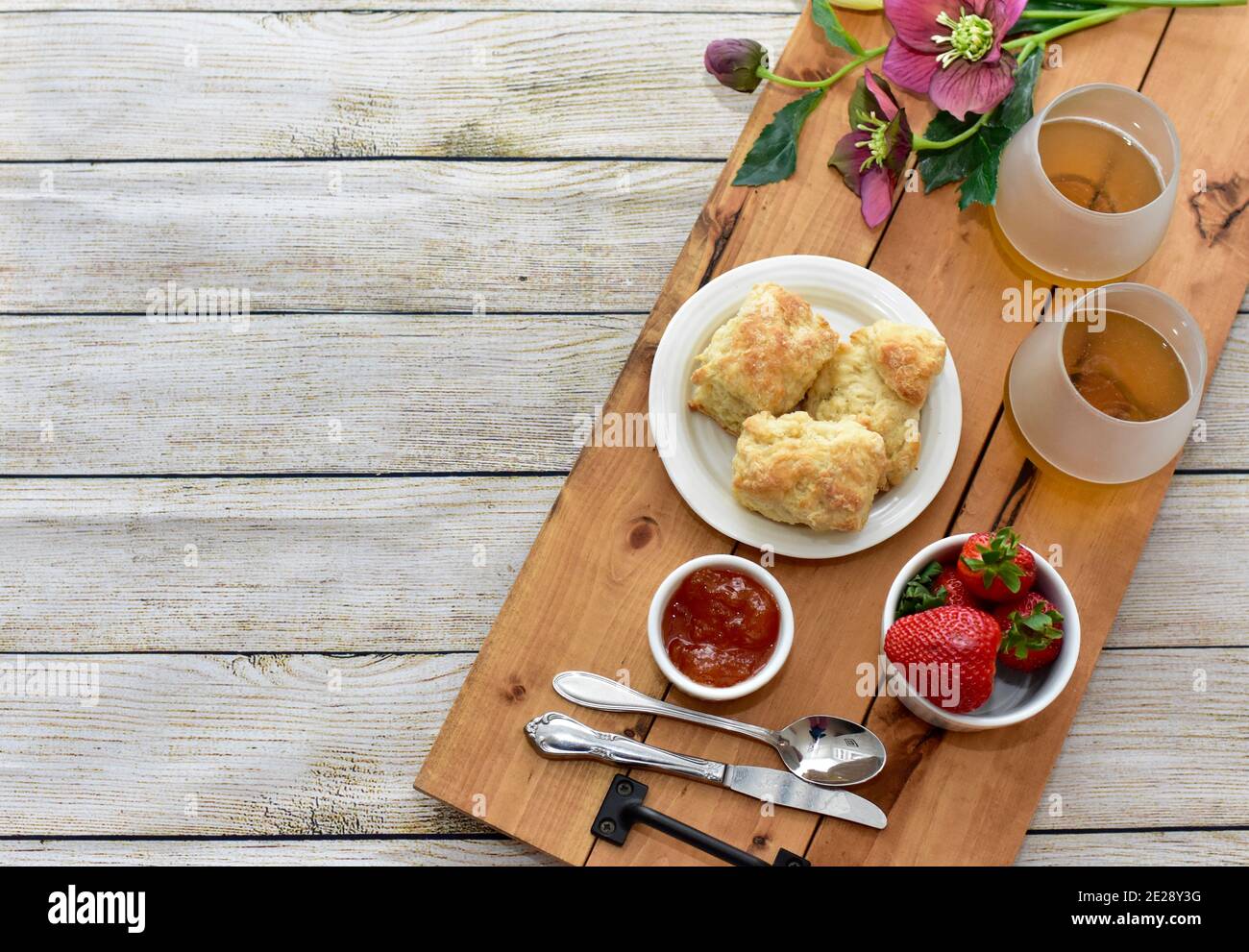 Brunch per la festa della mamma per la colazione celebrativa in camera, servizio in camera. Concetto di foto, sfondo del cibo, primo piano, brunch del fine settimana delle vacanze Foto Stock