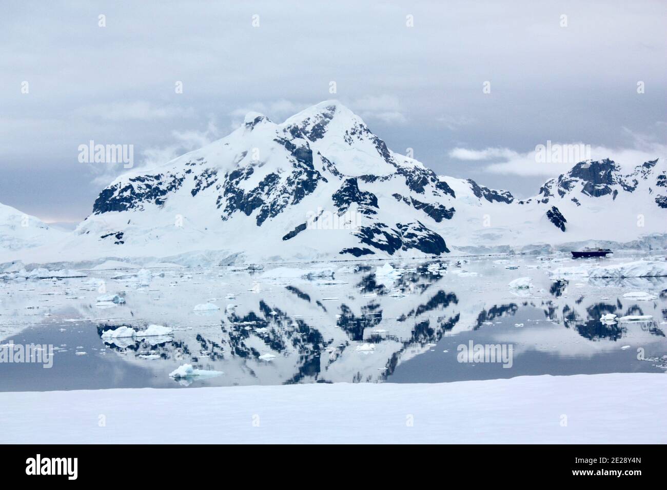 Montagna Antartica riflessione di acqua-still Foto Stock