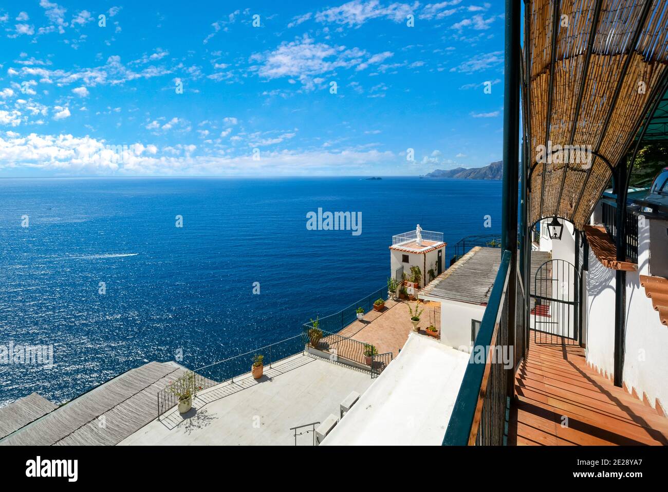 Vista da una terrazza con vista sul Mar Mediterraneo lungo la Costiera Amalfitana vicino a Positano, Italia. Foto Stock