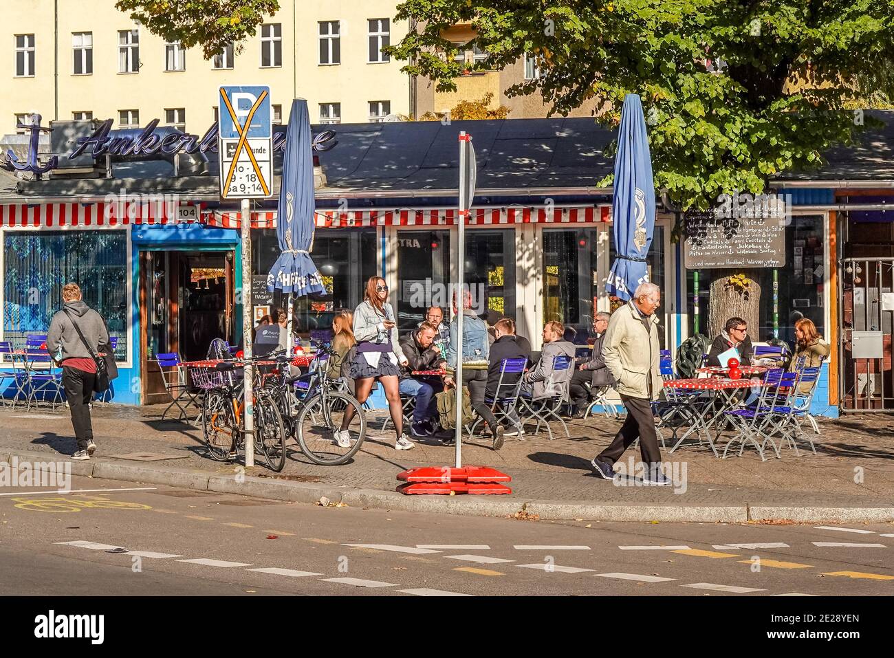 22.10.2020. Straßenszene in Zeiten von Corona. Hotspot Neukölln. Ankerklause, Kottbusser Damm, Neukölln, Berlin, Deutschland - Nessuna versione del modello. Foto Stock