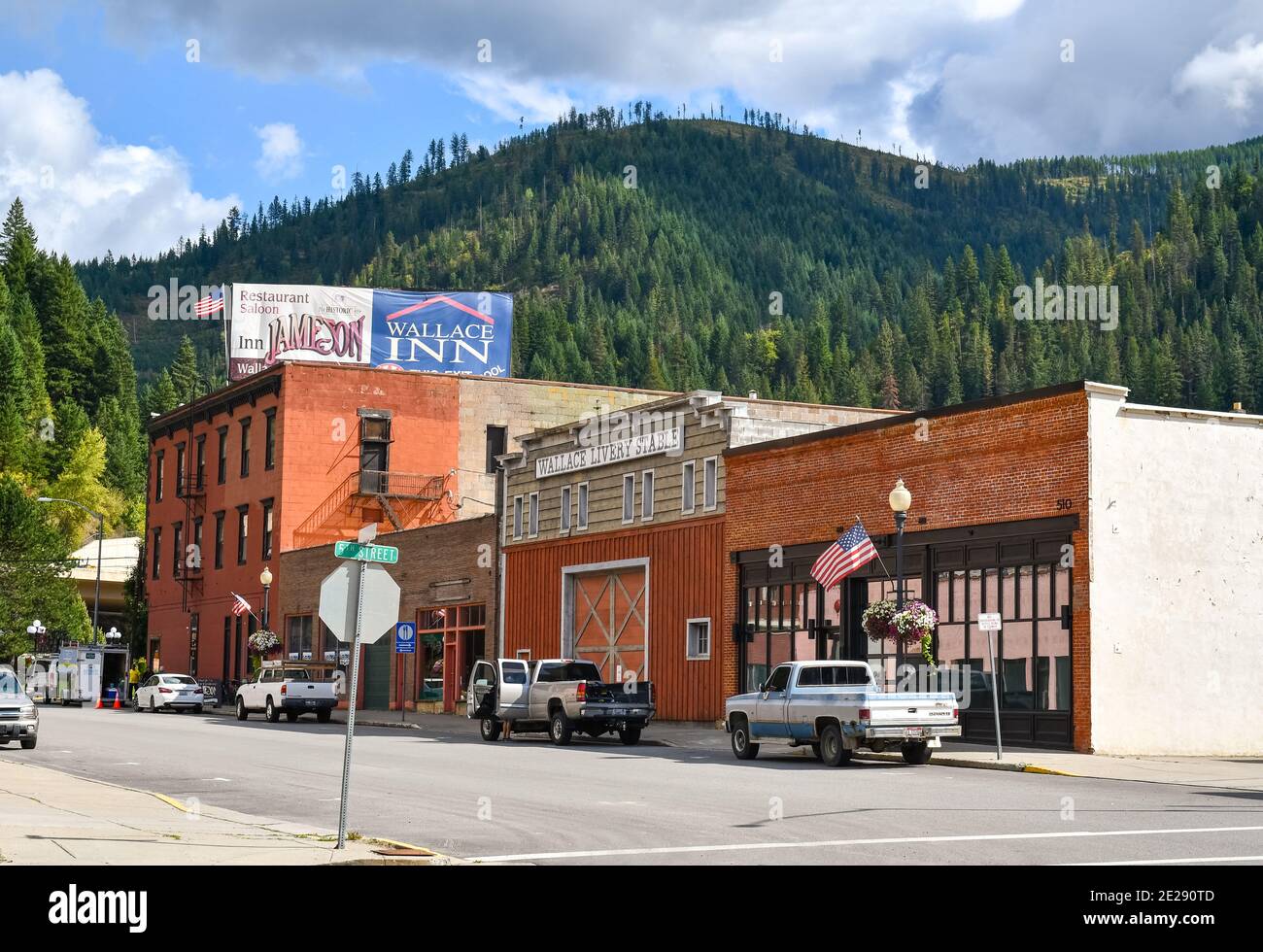 Una strada tipica nella storica città mineraria di Wallace, Idaho, nell'area della Silver Valley nell'entroterra nord-occidentale. Foto Stock