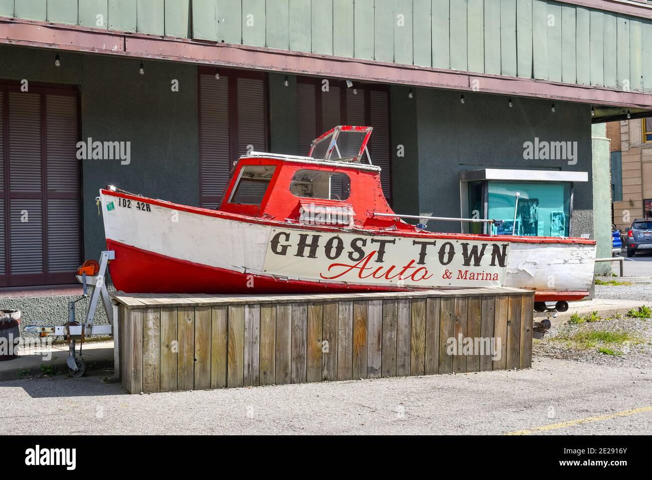 Vista generale della mostra pubblicitaria vintage per Ghost Town Auto nella storica città mineraria di Wallace, Idaho, USA. Foto Stock